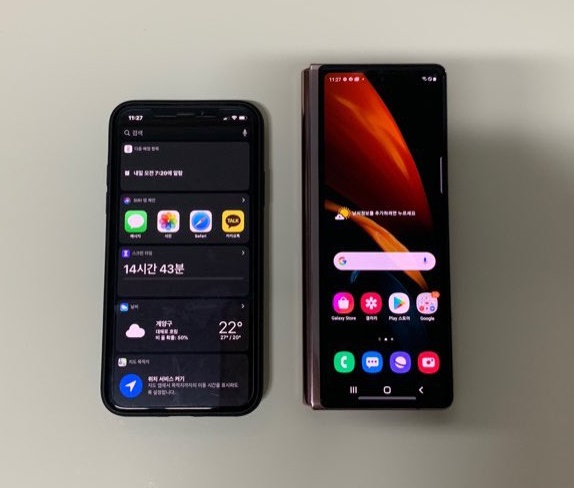 ▲ 아이폰Xs(왼쪽)와 갤럭시Z폴드2 외부 디스플레이 크기 비교. ⓒ이성진 기자