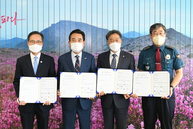▲ 대구 달성군(군수 김문오)은 지난 8일 군청 군수실에서 달성교육지원청(교육장 조성철), 달성경찰서(서장 안정민), 계명대학교 대구경북사회혁신지원단(단장 하영석)과 ‘디자인으로 안전한 달성 만들기’를 위한 업무협약을 체결했다.ⓒ달성군