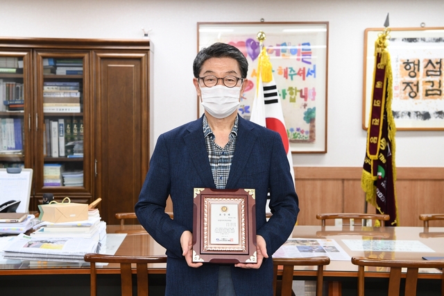 ▲ 경북 영주시는 장욱현 영주시장이 ‘제2회 2020 대한민국 뉴리더 대상’에서 지방자치부문 대상을 수상했다고 9일 밝혔다.ⓒ영주시