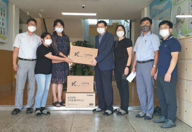 ▲ 음성 하당초등학교 총동문회가 모교에 마스크 1000장을 전달하고 있다.ⓒ음성군교육지원청