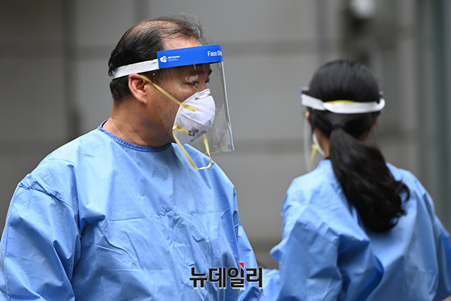 ▲ 코로나19 치료에 지쳐가는 의료진들. ⓒ박성원 기자