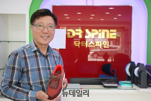 ▲ 이승하 대표는 최근 자신만의 특허기술을 통해 독창적인 기능성신발 브랜드인 ‘닥터스파인’을 개발했다. 5년여에 걸쳐 특허기술 개발에 매달려 충격흡수와 척추보호, 자세교정에 도움을 주는 ‘척추를 위한 특허받은 신발’ 개발을 성공했다.ⓒ뉴데일리