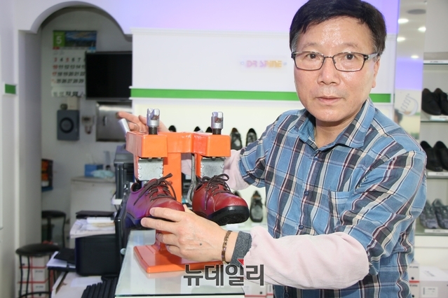 ▲ 이승하 대표는 그동안 특허기술을 접목한 신제품을 20여개 이상 출시했다. 계절별로 다양한 디자인 신발을 내놓고 있고 기존의 특허기술을 보완한 다양한 기능성신발로 수요자의 욕구를 충족시키고 있다.ⓒ뉴데일리