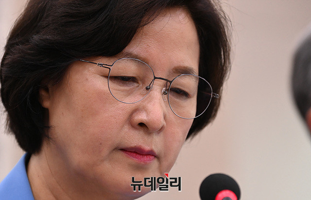 ▲ 추미애(사진) 법무부 장관 변호인이 추 장관 아들 서모씨의 '황제 군 휴가' 의혹과 관련 '휴가는 미 육군 규정에 따른다'고 했다가 이틀 만에 '한국 군 규정과 미국 육군 규정을 동시에 따른다'고 말을 바꿨다. ⓒ박성원 기자