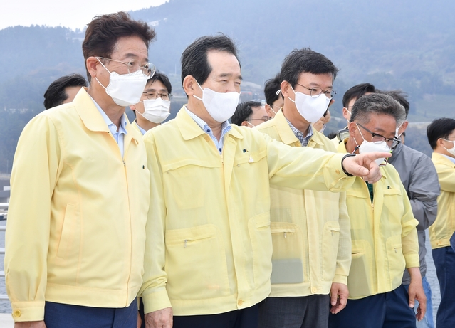 ▲ 정세균 총리와 이철우 지사 일행은 먼저 울릉 사동항과 남양항 피해현장을 둘러보고 이어서 울릉 일주도로 피해 현장을 살폈다.ⓒ경북도