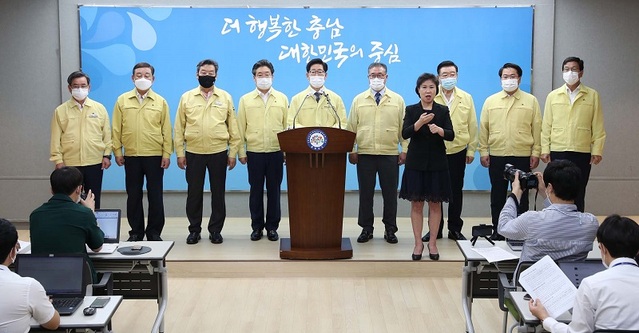 ▲ 양승조 충남도지사가 9일 시장군수들과 함께 도청 프레스센터에서 기자회견을 갖고 있다.ⓒ충남도
