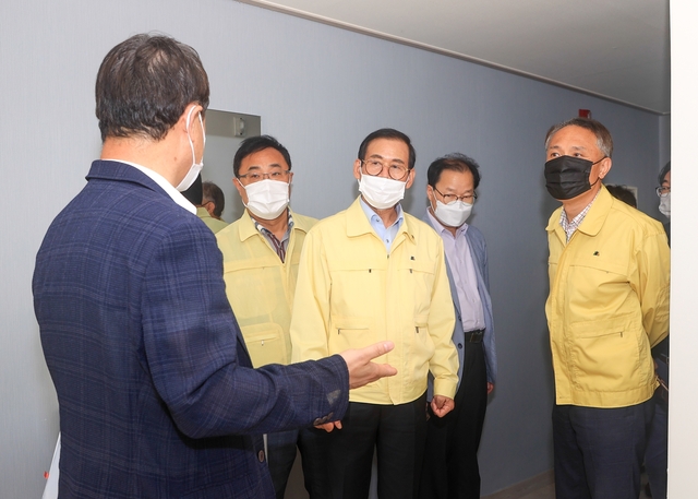 ▲ 대구시의회 장상수 의장(중간)과 김재우 문화복지위원장은 9일 오후 대구 동구 중앙교육연수원을 찾아 ‘코로나19 생활치료센터’ 준비 상황을 점검했다.ⓒ대구시의회