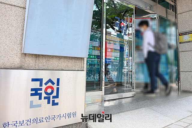 ▲ 제85회 의사국가시험 실기시험 둘째날인 9일 오전 서울 광진구 한국보건의료인국가시험원 본관으로 응시생이 시험장으로 입장하고 있다. ⓒ박성원 기자