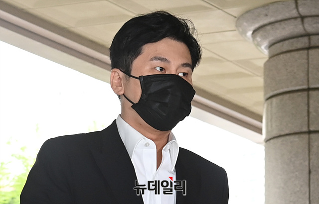 ▲ 해외에서 수억원대 원정도박을 한 혐의를 받는 양현석 전 YG엔터테인먼트 대표가 9일 오후 서울 마포구 서울서부지법에서 열린 첫 공판기일에 출석하고 있다. ⓒ박성원 기자
