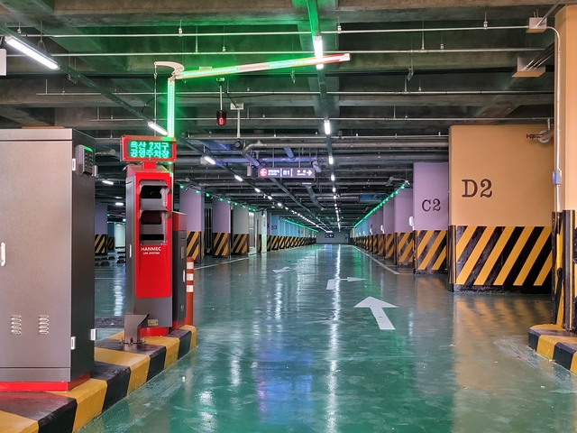 ▲ 경산시는 옥산2지구 지하공영주차장의 9개월간의 리모델링(진출입로 추가 신설, 엘리베이트 2개소 설치 포함) 공사를 마무리 하고 지난 9일부터 재개장했다.ⓒ경산시