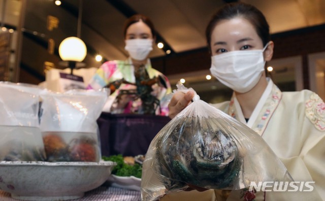 ▲ 9일 서울 의 한 유명 백화점에서 모델들이 추석을 맞아 준비한 '싱싱 수산물 선물세트'를 선보이고 있다. ⓒ뉴시스