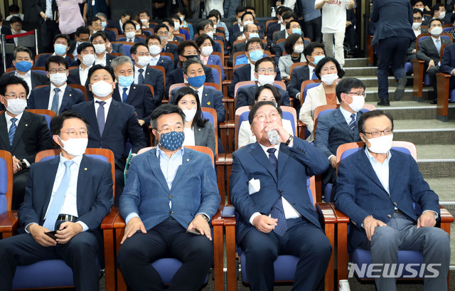 ▲ 더불어민주당 내에서 이해찬 전 대표를 그리워하는 목소리가 나온다. 사진은 지난 6월 민주당 의원총회 모습. ⓒ뉴시스