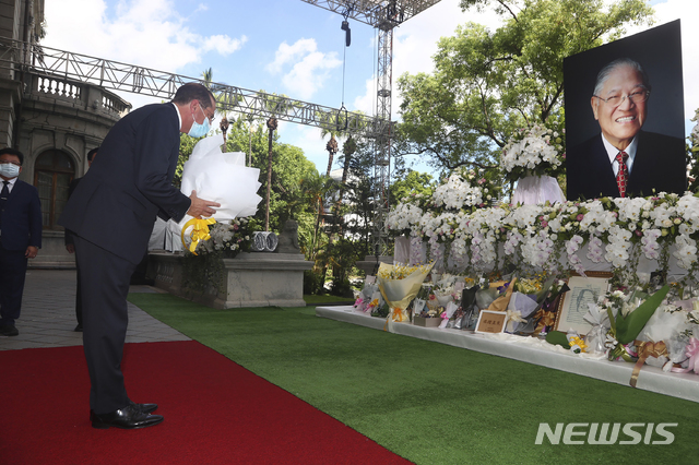 ▲ [타이완=AP/뉴시스] 앨릭스 에이자 미국 보건장관이 지난달 12일 대만 타이완에서 리덩후이 전 총통의 분향소를 찾아 허리를 숙여 절하고 있다. ⓒ뉴시스