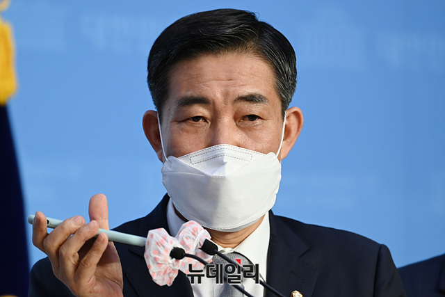 ▲ 신원식 국민의힘 의원이 10일  '추미애 법무부 장관 아들의 군 부대 의혹을 폭로한 L 대령(전 미8군 한국군지원단장)이 신 의원의 비선'이라는 주장에 대해 