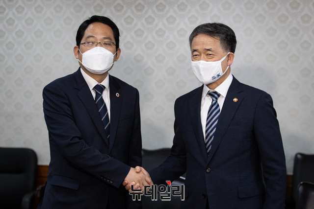 ▲ 박능후(오른쪽) 보건복지부 장관이 지난 4일 최대집 대한의사협회장과 서울 종로구 정부서울청사에서 집단휴진을 중단하고 의대정원 확대와 공공의대 신설 추진 등을 중단한다는 합의문에 서명한 후 악수하고 있다. ⓒ뉴데일리 DB