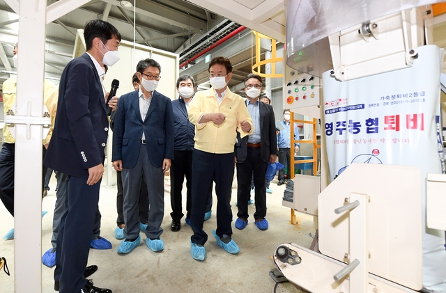 ▲ 이철우 경상북도지사는 10일 획기적인 처리공법으로 가축분뇨를 환경오염 없이 퇴비화 처리하는 영주시 가축분뇨공공처리시설을 찾아 가축분뇨 자원화 실태를 점검했다.ⓒ경북도