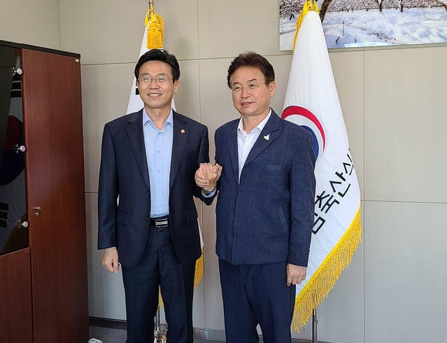 ▲ 이철우 경북도지사(오른쪽)는 10일 농림축산식품부을 방문해 이재욱 차관에게 유기질비료 지원사업 보조사업 참여제한 기준 완화를 긴급 건의했다.ⓒ경북도