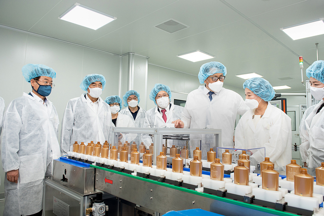 ▲ 글로벌 코스메틱 비즈니스센터 내 화장품 제조 시설 투어 장면.ⓒ대구한의대