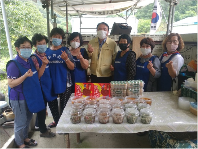 ▲ 군위군 고로면 여성자원봉사대(회장 이화숙)는 지난 10일 관내 독거노인, 장애인 등 취약계층 가구를 대상으로 정성으로 준비한 반찬을 전달하는 봉사활동을 펼쳤다.ⓒ군위군