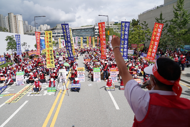 ▲ 지난 7월 세종정부청사 앞에서 시설물유지관리사업자 2500여명이 모여 정부의 건설업종 개편에 반대하고 있다.ⓒ대한시설물유지관리협회