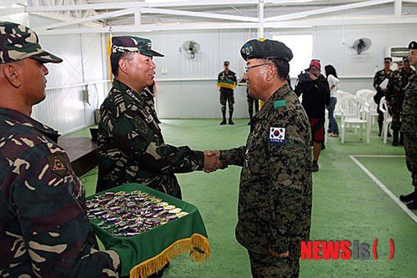 ▲ 필리핀 재해복구지원을 맡은 아라우 부대를 이끌 당시 이철원 대령(오른쪽). 필리핀 국방참모총장에게 훈장을 받았다. ⓒ뉴시스. 무단전재 및 재배포 금지.