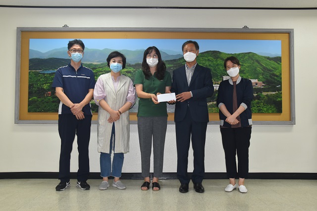 위덕대학교 인권센터는 지난 8일 대학본관 총장실에서 김세은 학생으로부터 후원금을 전달받았다.ⓒ위덕대
