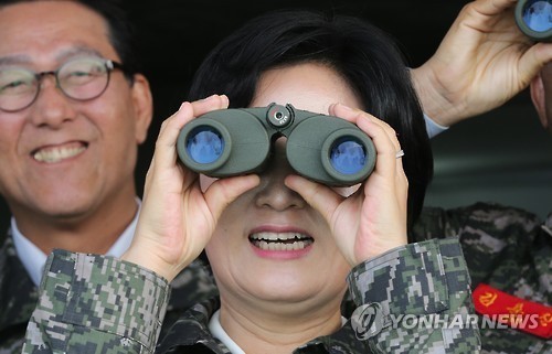 ▲ 추미애 당시 더불어민주당 대표가 지난 2016년 9월6일 오후 경기도 김포시 해병대 2사단 애기봉 관측소(OP)를 방문해 쌍안경으로 북한 지역을 살펴보고 있다. ⓒ연합뉴스