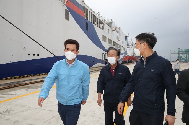 ▲ 이강덕 시장은 카페리의 첫 출항에 맞춰 영일만항 컨테이너 부두를 방문해 입출항과 관련해 선박 안전 등 현장의 제반 상황을 점검하고 관계자들을 격려했다.ⓒ포항시