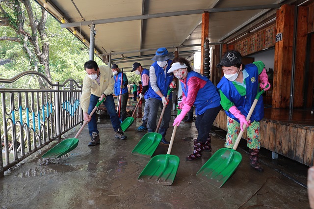 ▲ 전찬걸 군수는 피해현장을 찾아 피해조사 및 복구에 총력을 기울이고 있다.ⓒ울진군