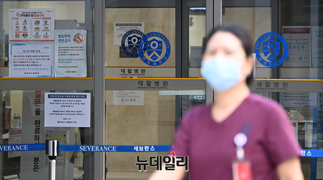 ▲ 11일 국내 신규 우한코로나(코로나19) 확진자가 176명 발생했다. 사진은 우한코로나 확진자가 발생해 입구가 통제된 세브란스 병원의 모습. ⓒ박성원 기자