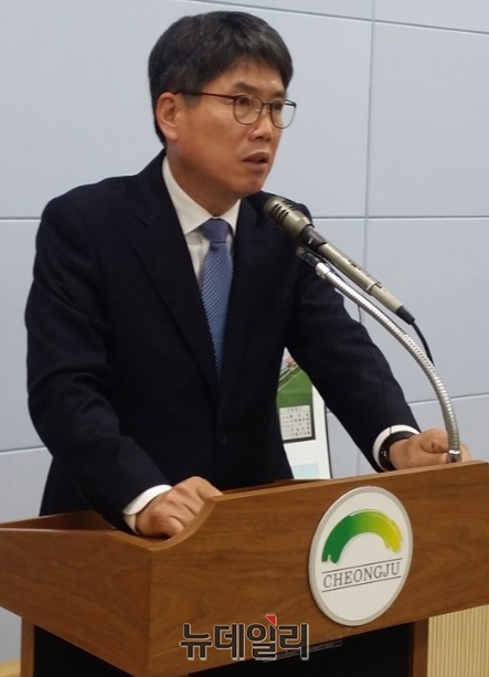 ▲ 안성기 전 청주시 환경본부장이 실크리버 대표이사로 취임했다. 사진은 안 사장이 청주시 환경본부장으로 재임할 당시 기자회견 장면.ⓒ뉴데일리 충청본부 DB