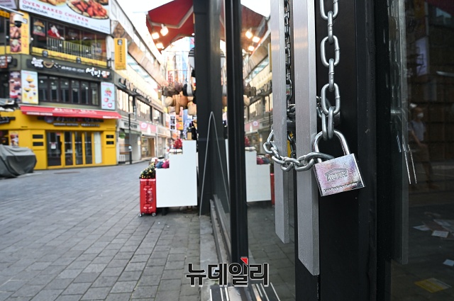 ▲ 사회적 거리두기 2.5단계가 적용 중인 가운데 서울 명동거리 매장에 자물쇠가 잠겨있다. ⓒ권창회 기자