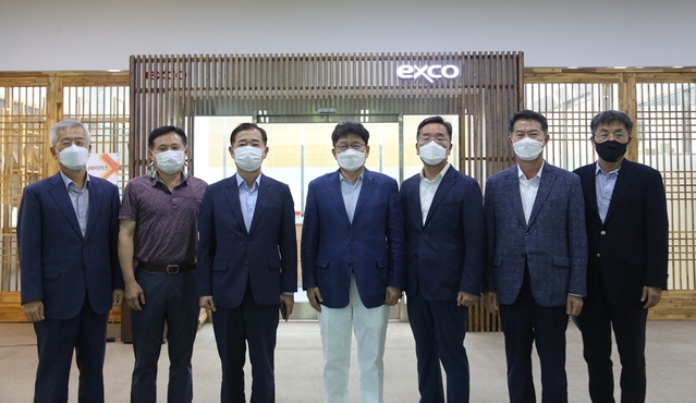 ▲ 11일 엑스코에서 열린 간담회 장면(사진 좌측부터 엑스코 황종길 경영본부장, 벡스코 이세준 마케팅본부장, 벡스코 이태식 대표이사 사장, 코엑스 이동원 대표이사 사장, 엑스코 서장은 대표이사 사장, 코엑스 양승경 사업1본부장, 엑스코 김규식 사업본부장).ⓒ엑스코