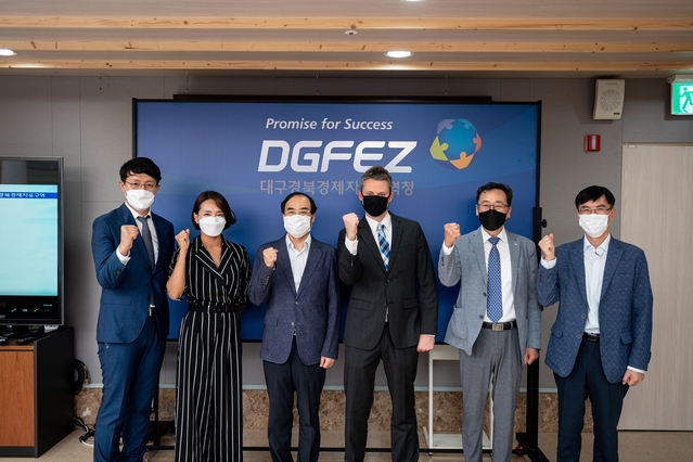 ▲ 최삼룡 대구경북경제자유구역청장(왼쪽 세번째)은 지난 9일 크리스 머피(Chris Murphy) 대구국제학교(DIS) 교장과 만나, 대구경북경제자유구역 내 투자유치 활성화와 대구국제학교 신입생 증원 방안에 대해 논의했다.ⓒ대구경북경제자유구역청