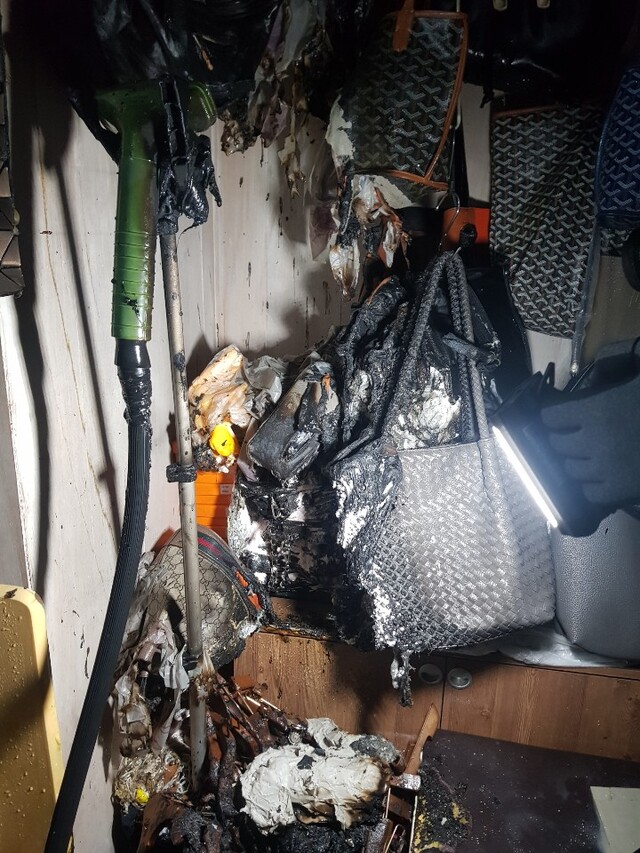 ▲ 서문시장 2지구 내 1층 가방 가게에서 연기가 난다는 신고를 받고 소방차량 37대, 소방관 81명이 출동해 선착대가 2분 만에 도착해 확인한 바 다행히 가게 내 설치된 스프링쿨러가 작동해 큰 피해로 번지지는 않았다.ⓒ대구소방안전본부