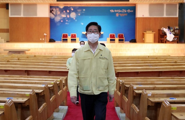 ▲ 양승조 충남도지사가 천안 하늘교회에서 비대면 예배 장면을 점검하고 있다.ⓒ충남도