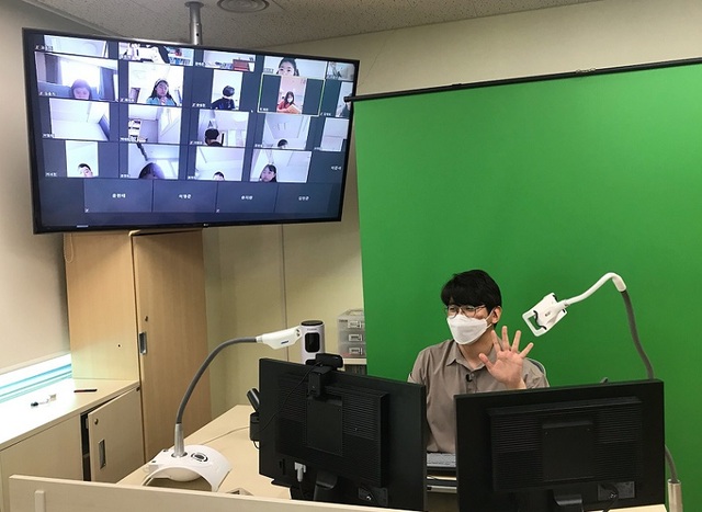 ▲ 청주 내곡초등학교는 모든 교실에서 모든 교사가 쌍방향 수업을 진행하고 있다.ⓒ충북도교육청