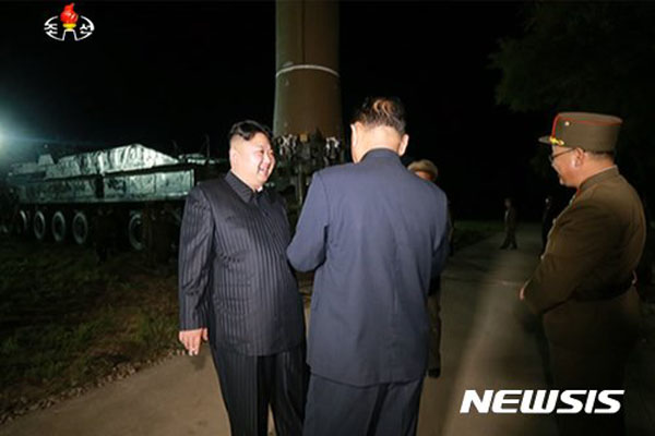 ▲ 2017년 7월 장거리 탄도미사일 '화성-14형' 발사 현장을 찾은 김정은. ⓒ뉴시스. 무단전재 및 재배포 금지.