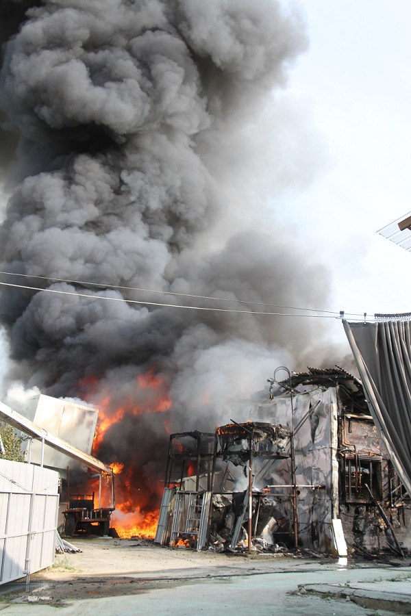 ▲ 14일 오후 4시 14분쯤 충북 청주시 청원구 북이면 금대리 한 축사에서 불이 나 돼지 200여마리가 불에 탔다.ⓒ증평소방서