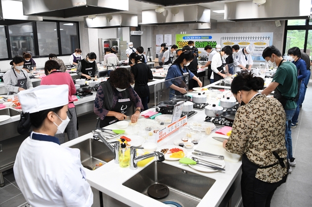 ▲ 영주세계풍기인삼엑스포조직위원회는 ‘2021영주세계풍기인삼엑스포’ D-365일 기념행사인 ‘인삼요리 인삼클라쓰’를 성황리에 마쳤다.ⓒ영주시