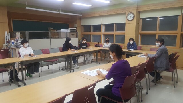 ▲ 예천 관내 고교는 9월부터 ‘시 창작’ 과목을 개설해 공동으로 진행하며, 이에 경북교육청은 예천 출신의 유명 시인 안도현을 지도 교사로 초빙할 수 있도록 지원했다.ⓒ경북교육청