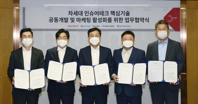 ▲ 롯데손해보험은 본사(서울 남구)에서 14일 인슈어테크 핵심기술 공동개발을 위한 전략적 업무협약을 체결했다. 사진 왼쪽부터 롯데손해보험 최원진 대표이사, 인슈로보 서민 대표이사, 티맥스데이터 이희상 대표이사, 현대BS&C 노영주 대표이사, 에이치닥테크놀로지 한국지점 주용완 대표.ⓒ롯데손해보험