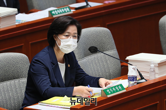 ▲ 추미애 법무부 장관이 1일 오전 국회에서 열린 예산결산특별위원회 전체회의에서 발언을 하고 있다. ⓒ국회 사무처