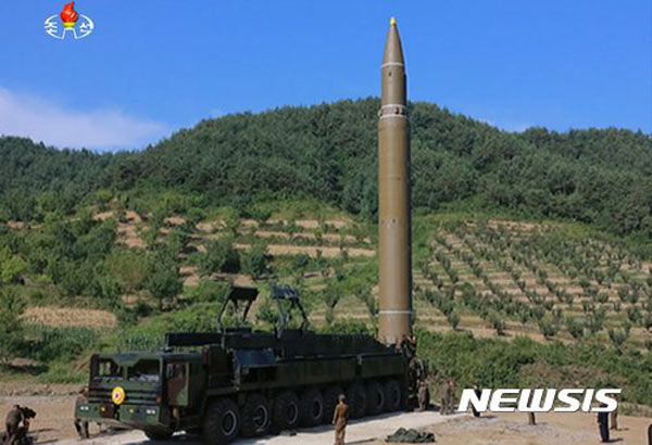 ▲ 2017년 7월 북한이 장거리 탄도미사일 '화성-14형' 시험발사를 준비하는 모습. ⓒ뉴시스. 무단전재 및 재배포 금지.