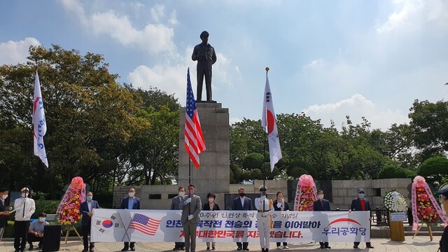 ▲ 우리공화당이 15일 오전 11시 인천 자유공원 맥아더 장군 동상 앞에서 연 기자회견 현장. ⓒ우리공화당