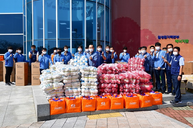 ▲ 월성원자력본부(본부장 노기경)는 코로나19 방역물품 및 태풍 피해 복구물품을 전달했다.ⓒ월성본부