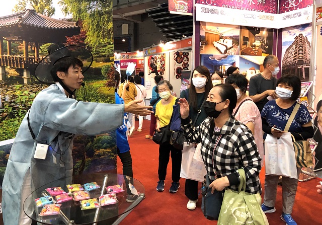 ▲ 대만 제2의 도시 가오슝에서 열리는 “2020 가오슝아레나여행박람회”에서 경북관광을 홍보하고 있다.ⓒ경북관광공사