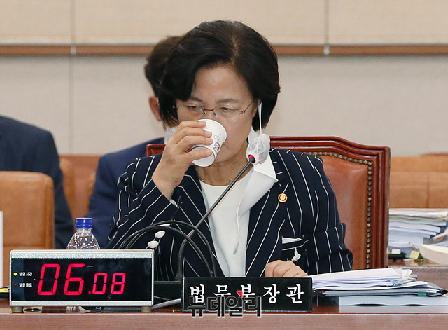 ▲ 아들 서모씨의 황제 군 휴가 등 의혹을 받는 추미애(사진) 법무부 장관. ⓒ박성원 기자