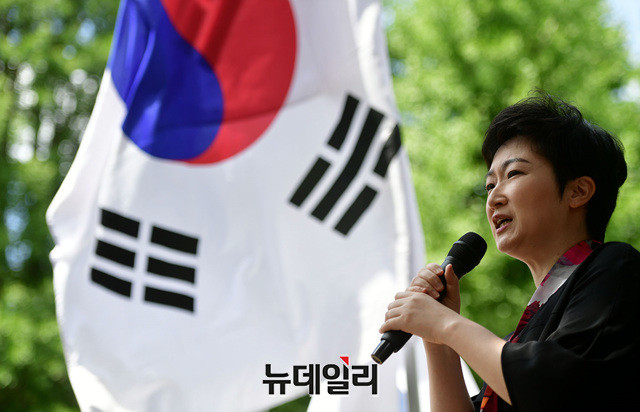 ▲ 이언주 전 국민의힘 국회의원이 최근 논란이 된 '전 국민 통신비 2만원 지원'에 대해 