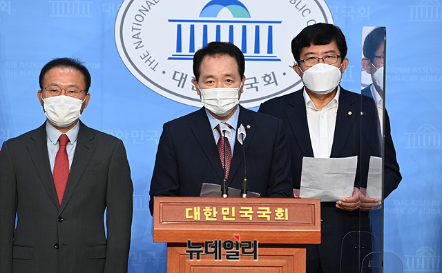 ▲ 성일종 국민의힘 의원 등 국민의힘 국회 정무위원들이 15일 오전 국회 소통관 기자회견장에서 '국민권익위를 정권의 충견으로 몰락시킨 전현희 위원장 사퇴 관련 기자회견'을 갖고 있다.ⓒ박성원 기자